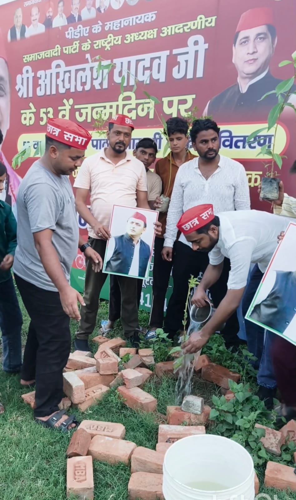 53 फलदार एवं अन्य वृक्षों के रोपण के साथ सपा सुप्रीमों अखिलेश यादव.jpeg